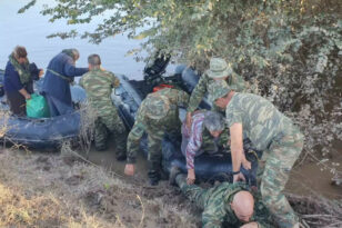 Θεσσαλία: Πεζοναύτης ξάπλωσε στις λάσπες για να περάσουν πάνω του ηλικιωμένοι - Αποθεωτικά σχόλια από τον στρατηγό