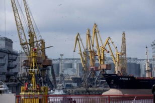 Ουκρανία: Ζημιές σε λιμενικές υποδομές και σιλό με σιτηρά από ρωσική επιδρομή στην Οδησσό
