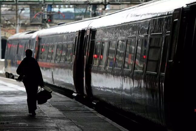 Σκωτία: Σύγκρουση τρένων σε σιδηροδρομικό σταθμό