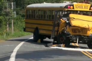 Σοκαριστικό τροχαίο στις ΗΠΑ: Σχολικό λεωφορείο συγκρούστηκε με φορτηγό - 49 παιδιά στο νοσοκομείο - ΒΙΝΤΕΟ