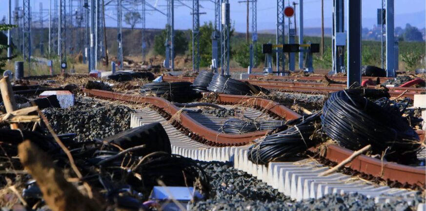 Θεσσαλία: Κατεστραμμένο το σιδηροδρομικό δίκτυο – Εικόνες αποκάλυψης με γραμμές στον αέρα, μπάζα και λάσπη