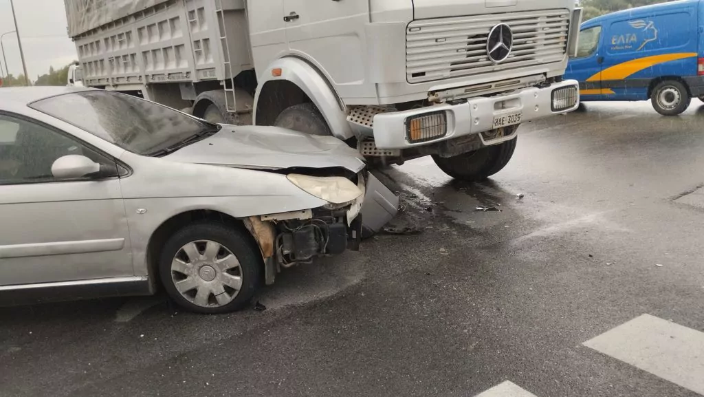 Τροχαίο στην Πατρών - Πύργου: Συγκρούστηκε ΙΧ με φορτηγό - ΦΩΤΟ