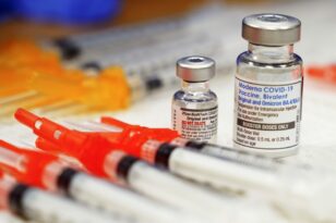 Κορονοϊός: Ο FDA ενέκρινε επικαιροποιημένα εμβόλια από Pfizer και Moderna καθώς αυξάνονται οι νοσηλείες
