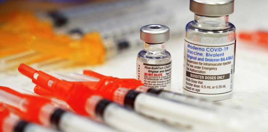 Κορονοϊός: Ο FDA ενέκρινε επικαιροποιημένα εμβόλια από Pfizer και Moderna καθώς αυξάνονται οι νοσηλείες