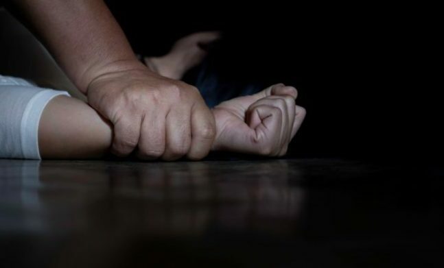 Αίγινα - Βιασμός 25χρονης από τον πατριό της: Τη βιντεοσκοπούσε και την εκβίαζε