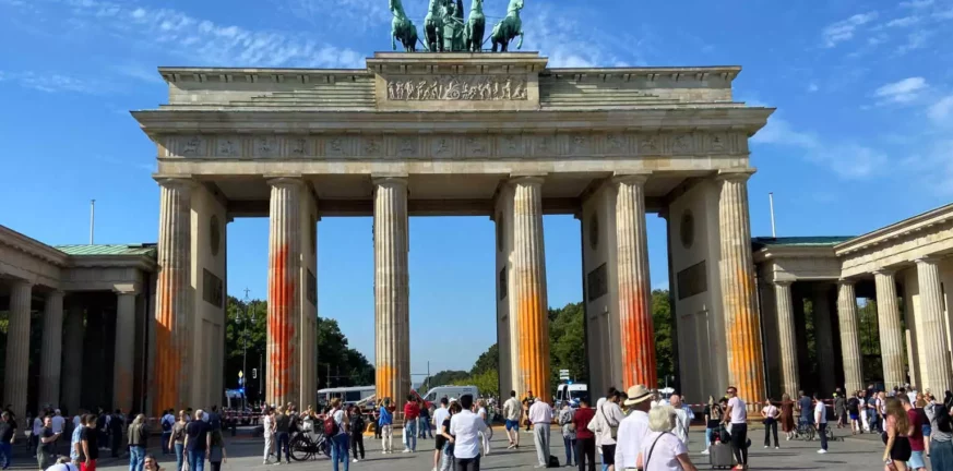 Βερολίνο: Ακτιβιστές έβαψαν την Πύλη Του Βραδεμβούργου-ΦΩΤΟ