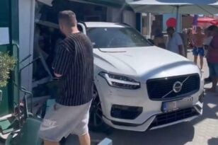 Χαλκιδική: Τροχαίο με αυτοκίνητο να καταλήγει μέσα σε κατάστημα για κατοικίδια ΒΙΝΤΕΟ