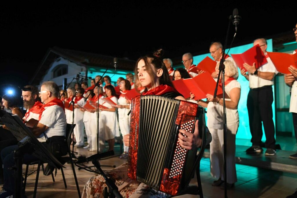 Τα χορωδιακά σύνολα άνοιξαν τις παράλληλες εκδηλώσεις του Πανελληνίου Συμποσίου Ζωγραφικής ΦΩΤΟ