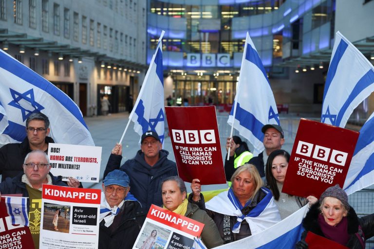Ισραήλ: Διαδήλωση έξω από το BBC επειδή δεν αποκαλεί «τρομοκρατική οργάνωση» τη Χαμάς – «Ντροπή σας»
