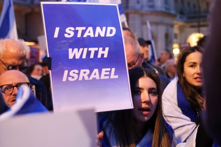 Ισραήλ: Διαδήλωση έξω από το BBC επειδή δεν αποκαλεί «τρομοκρατική οργάνωση» τη Χαμάς – «Ντροπή σας»