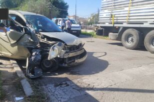 Τροχαίο σημειώθηκε στη Λάρισα: Αυτοκίνητο έπεσε πάνω σε σταθμευμένο φορτηγό - ΦΩΤΟ
