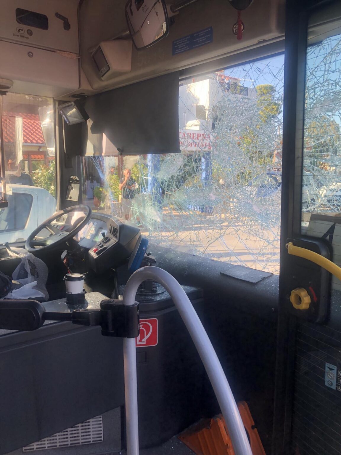 Αρτέμιδα: Άνδρας έσπαγε τα τζάμια λεωφορείου και φώναζε «θα σας σκοτώσω»