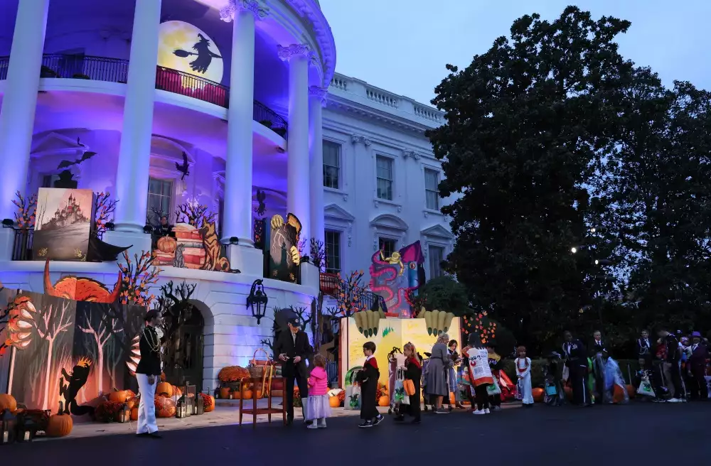 ΗΠΑ: Το ζεύγος Μπάιντεν υποδέχθηκε μασκαρεμένα παιδιά στο Λευκό Οίκο για το Halloween