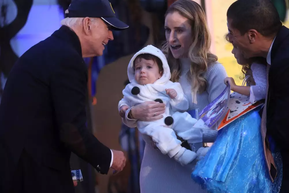 ΗΠΑ: Το ζεύγος Μπάιντεν υποδέχθηκε μασκαρεμένα παιδιά στο Λευκό Οίκο για το Halloween