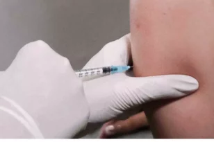 Καρκίνος: Το πρώτο εμβόλιο για το μελάνωμα θα χορηγηθεί σε Bρετανούς ασθενείς