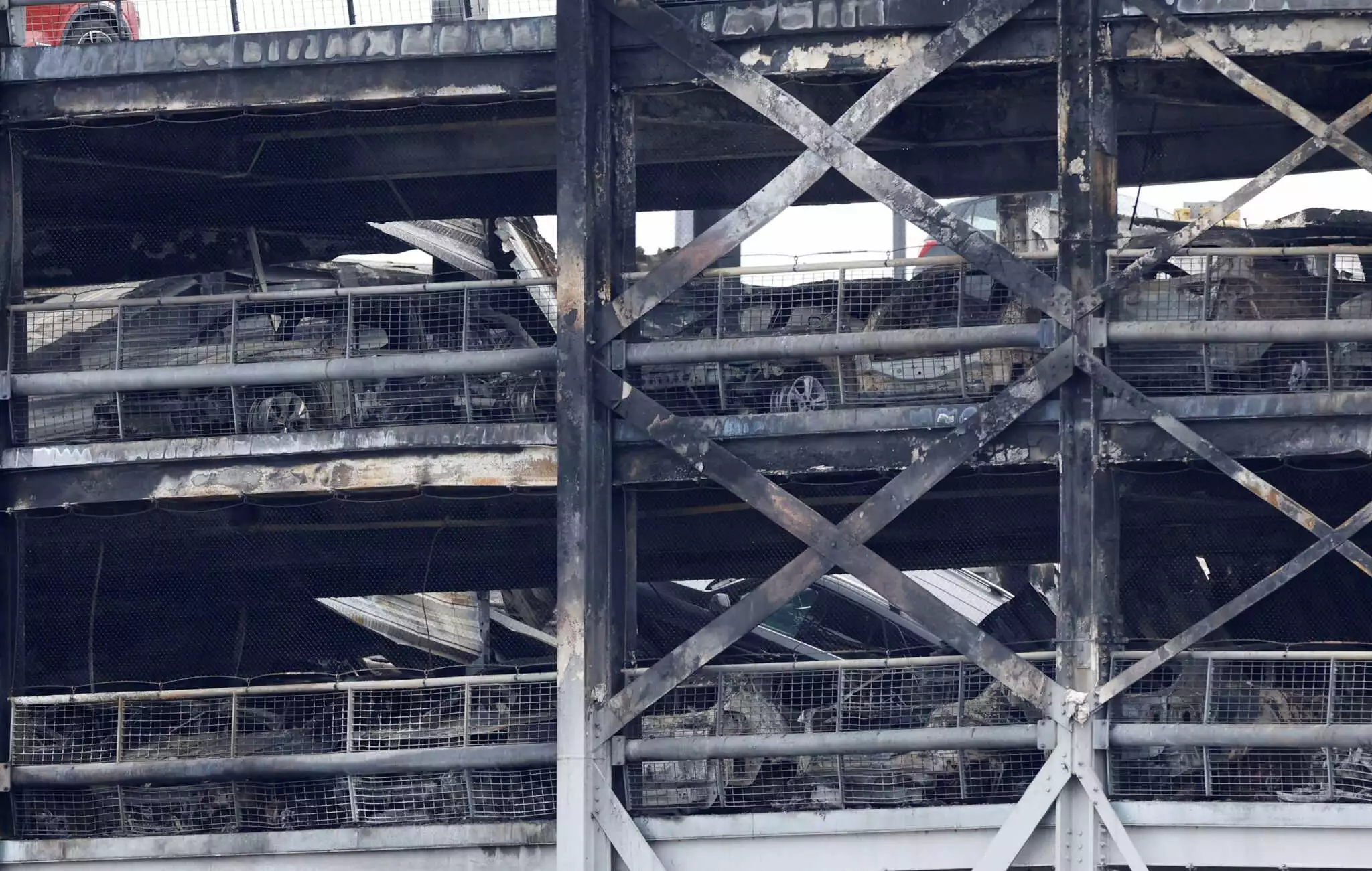 Λονδίνο: «Άνοιξαν» οι πτήσεις μετά την μεγάλη φωτιά στο πάρκινγκ του αεροδρομίου Λούτον