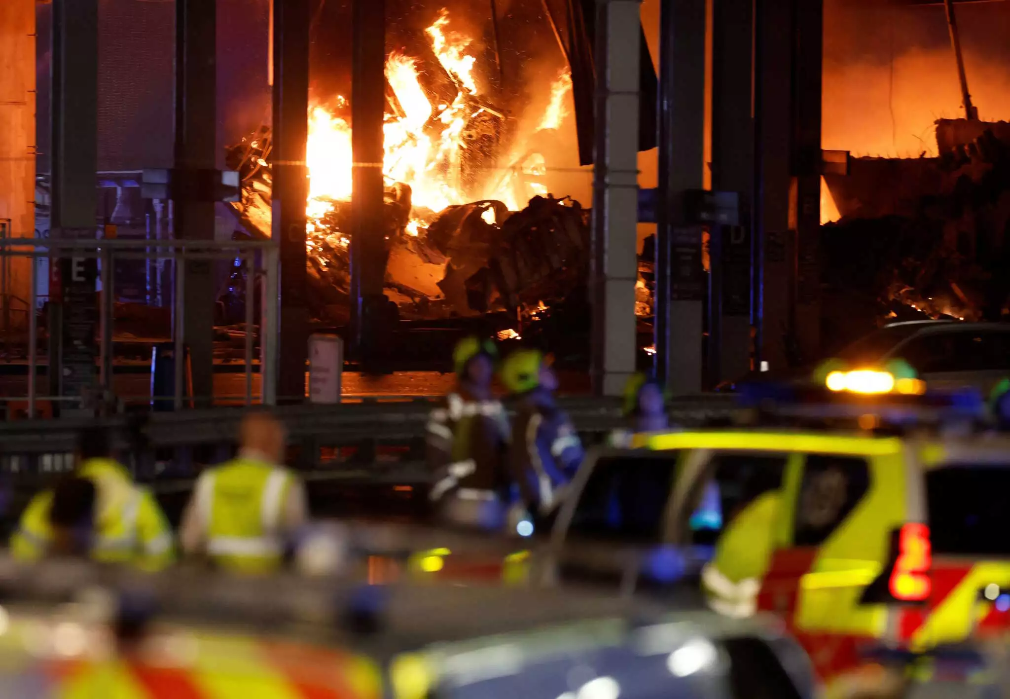 Λονδίνο: «Άνοιξαν» οι πτήσεις μετά την μεγάλη φωτιά στο πάρκινγκ του αεροδρομίου Λούτον