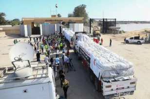 Λωρίδα της Γάζας: Τρίτη φάλαγγα φορτηγών με ανθρωπιστική βοήθεια εισήλθε από το πέρασμα της Ράφα