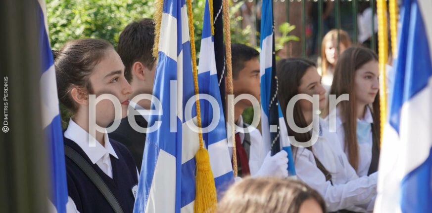 Αίγιο - Επέτειος 28ης Οκτωβρίου: Οι μαθητές απέτησαν φόρο τιμής στο Μνημείο των Ηρώων - ΦΩΤΟ