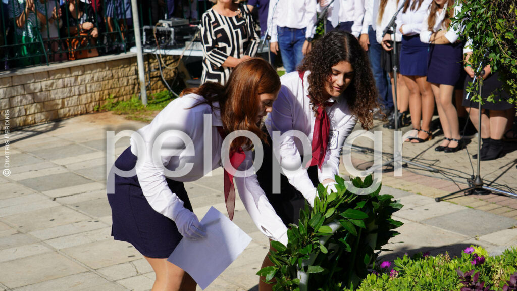 Αίγιο - Επέτειος 28ης Οκτωβρίου: Οι μαθητές απέτησαν φόρο τιμής στο Μνημείο των Ηρώων - ΦΩΤΟ