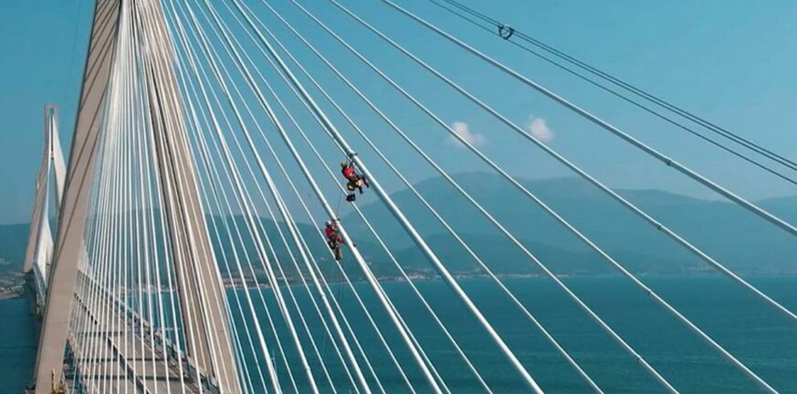 ΒΙΝΤΕΟ εντυπωσιάζουν οι αλπινιστές στη Γέφυρα Ρίου - Αντιρρίου