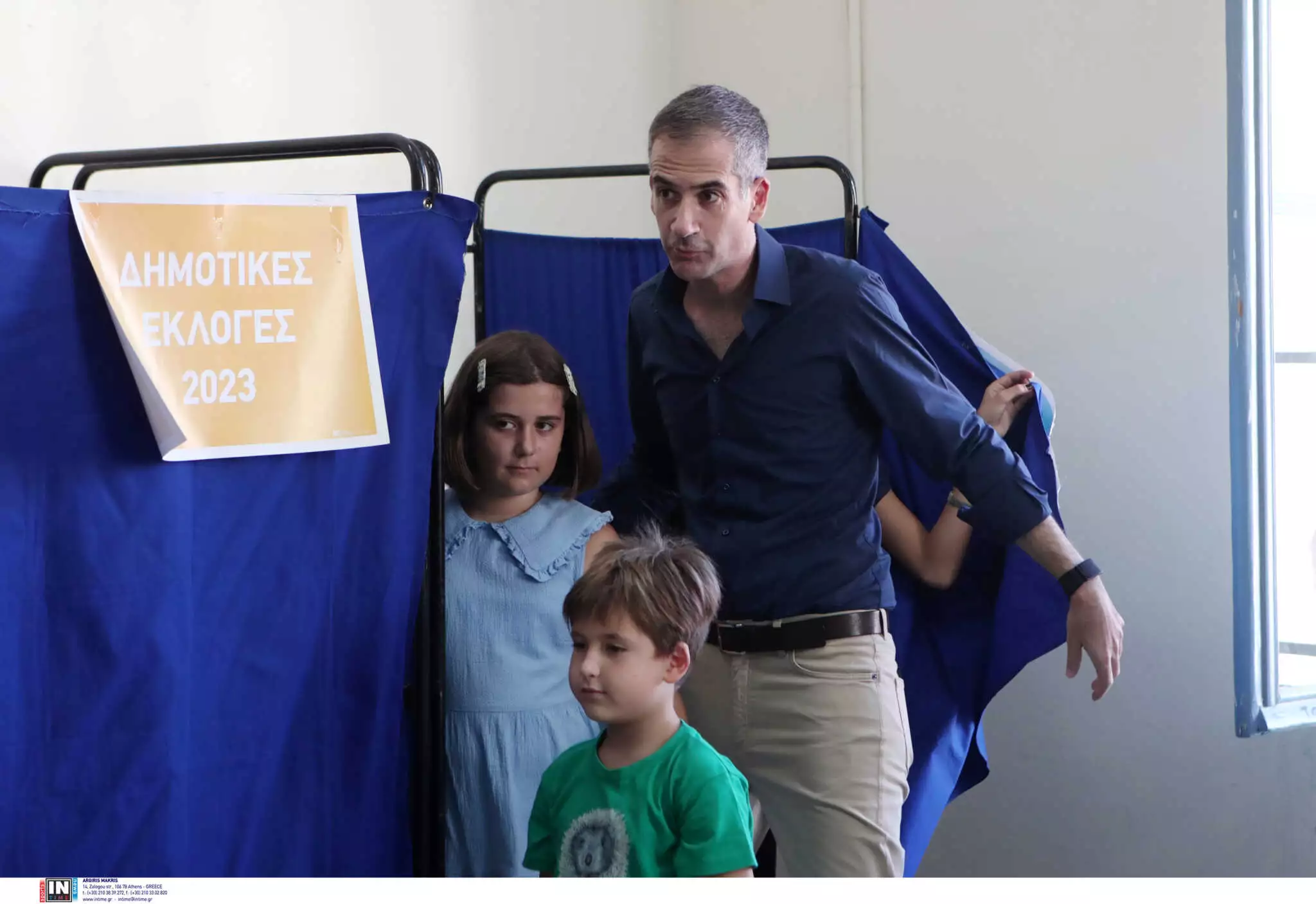 Εκλογές 2023: Ψήφισε ο Κώστας Μπακογιάννης συνοδευόμενος από την οικογένεια του