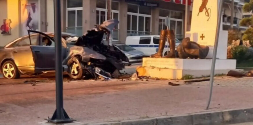 Φλώρινα: Δύο νεκροί σε σοκαριστικό τροχαίο - Αυτοκίνητο έπεσε πάνω σε άγαλμα
