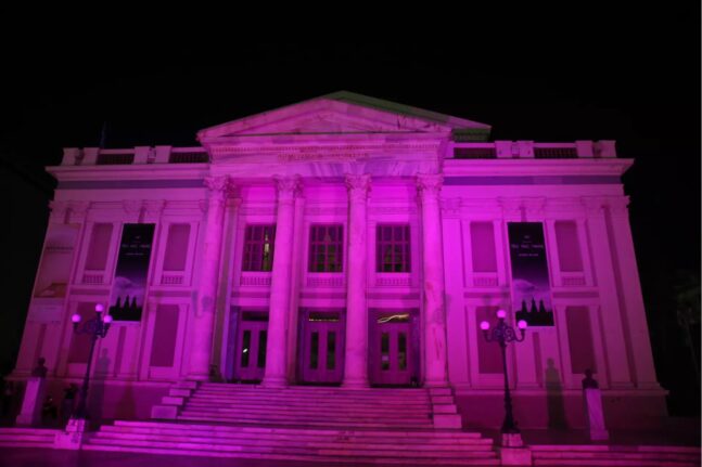 Παγκόσμια Ημέρα Καρκίνου του Μαστού: Το Δημοτικό Θέατρο Πειραιά φωτίστηκε ροζ