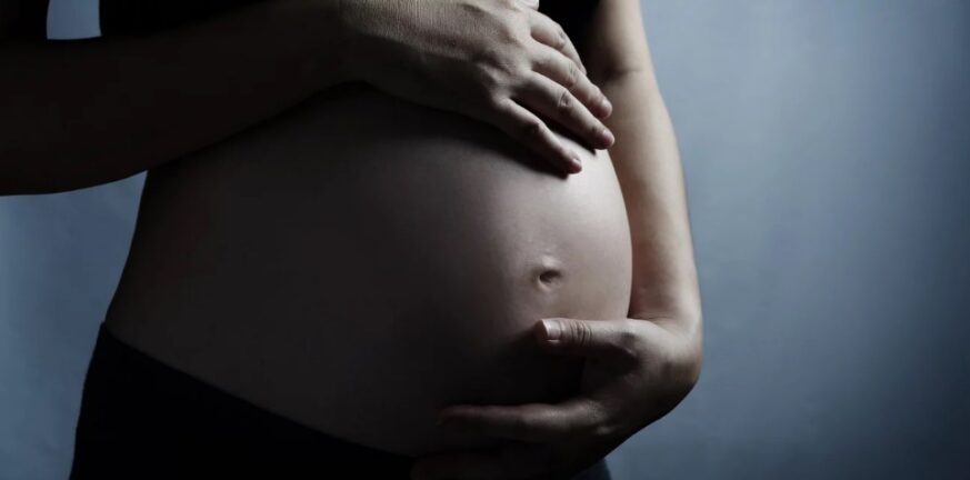 Έγκυος στον ένατο μήνα καταγγέλλει ξυλοδαρμό από τον επιχειρηματία σύντροφό της