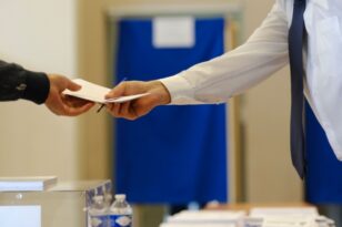Αυτοδιοικητικές εκλογές 2023: Ελεύθεροι οι υποψήφιοι δημοτικοί σύμβουλοι που μοίραζαν σταυρωμένα ψηφοδέλτια