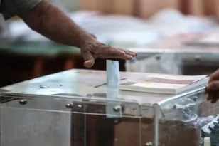 Ψηφοφόρος στη Λάρισα πλήρωσε την ψήφο του ακριβά – Έριξε στην κάλπη φάκελο με ψηφοδέλτια και… 175 ευρώ