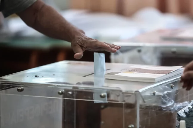 Ψηφοφόρος στη Λάρισα πλήρωσε την ψήφο του ακριβά – Έριξε στην κάλπη φάκελο με ψηφοδέλτια και… 175 ευρώ