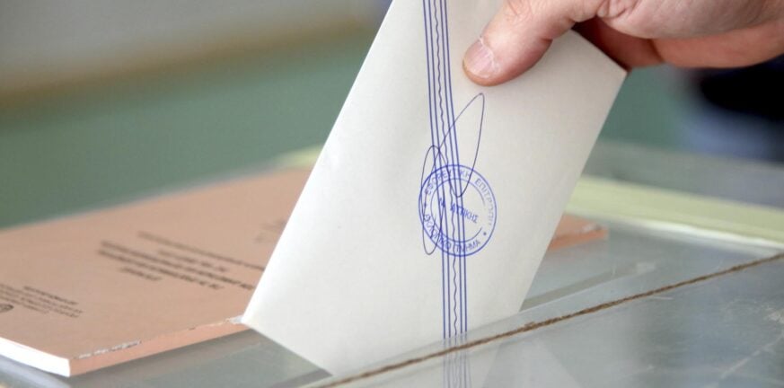 Δημοσκόπηση MARC: Τι λένε οι πολίτες για επιστολική ψήφο και γάμο ομόφυλων ζευγαριών