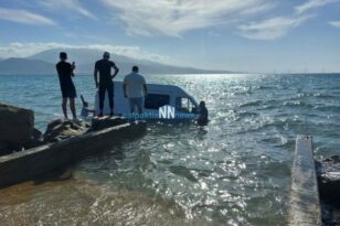 Ναύπακτος: Αυτοκίνητο γεμάτο με εμπορεύματα έπεσε στη θάλασσα