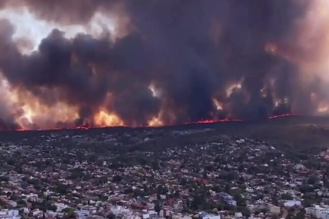 Αργεντινή: Ένα τεράστιο τείχος φωτιάς πλησιάζει πόλη – Ξεκίνησε από... κατασκηνωτή που ήθελε να φτιάξει καφέ! ΒΙΝΤΕΟ