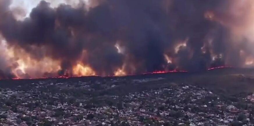 Αργεντινή: Ένα τεράστιο τείχος φωτιάς πλησιάζει πόλη – Ξεκίνησε από... κατασκηνωτή που ήθελε να φτιάξει καφέ! ΒΙΝΤΕΟ