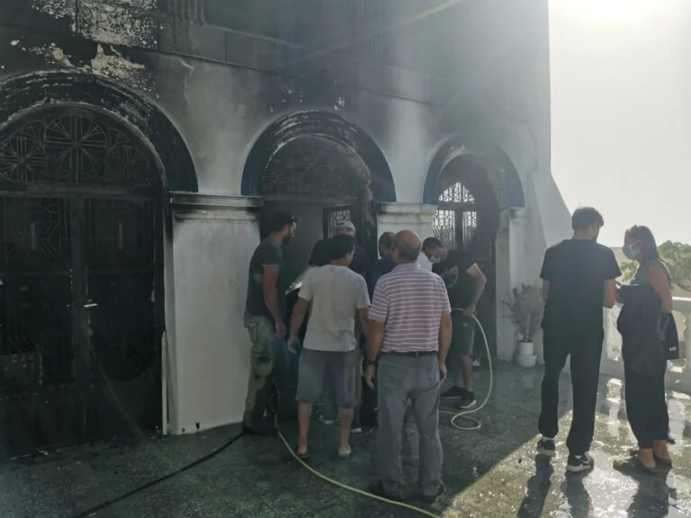 Αστυπάλαια: Φωτιά σε εκκλησία την ώρα της Θείας Λειτουργίας-ΦΩΤΟ