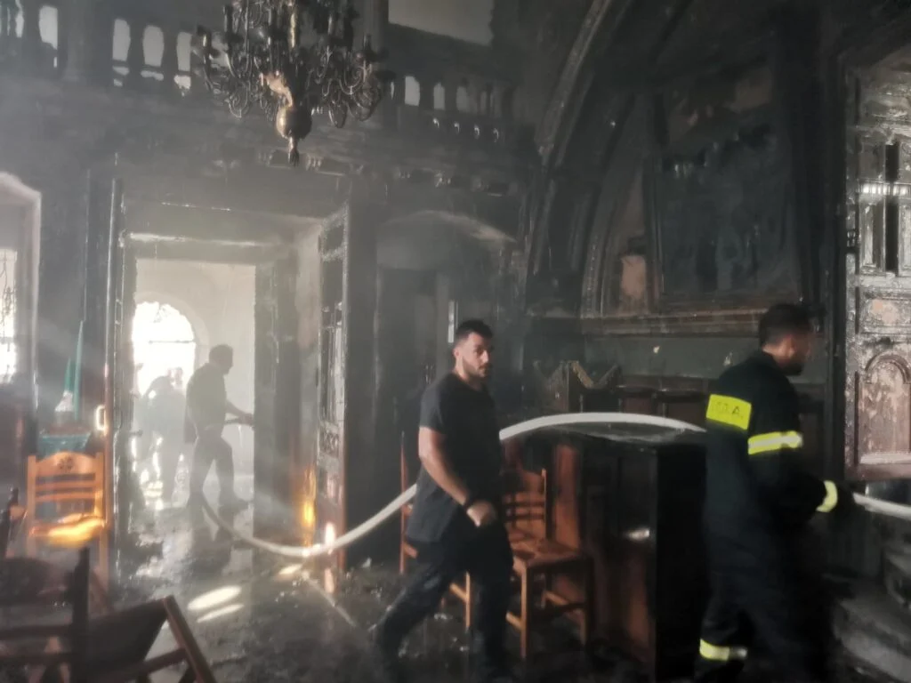Αστυπάλαια: Φωτιά σε εκκλησία την ώρα της Θείας Λειτουργίας-ΦΩΤΟ