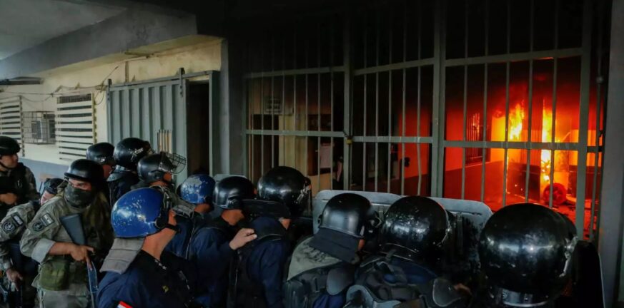 Στις φλόγες η μεγαλύτερη φυλακή της Παραγουάης: Εξεγέρθηκαν οι κρατούμενοι - Πήραν ομήρους τους δεσμοφύλακες