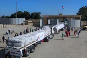 Γάζα: Τέταρτο κονβόι φορτηγών με ανθρωπιστική βοήθεια πέρασε από τη Ράφα - ΦΩΤΟ