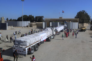Λωρίδα της Γάζας: Μεγάλο κομβόι με 33 φορτηγά ανθρωπιστικής βοήθειας