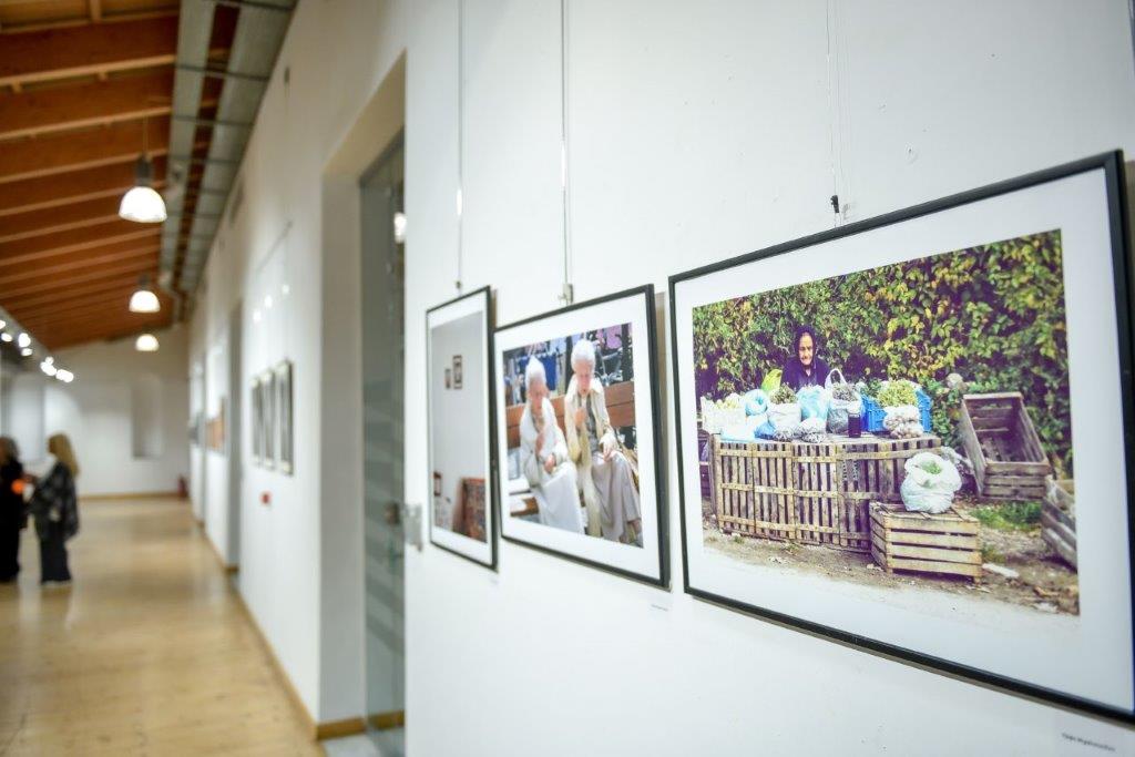 Πάτρα: Η Κατερίνα Γεροπαναγιώτη στα εγκαίνια της έκθεσης της φωτογραφικής λέσχης «Ηδύφως» ΦΩΤΟ