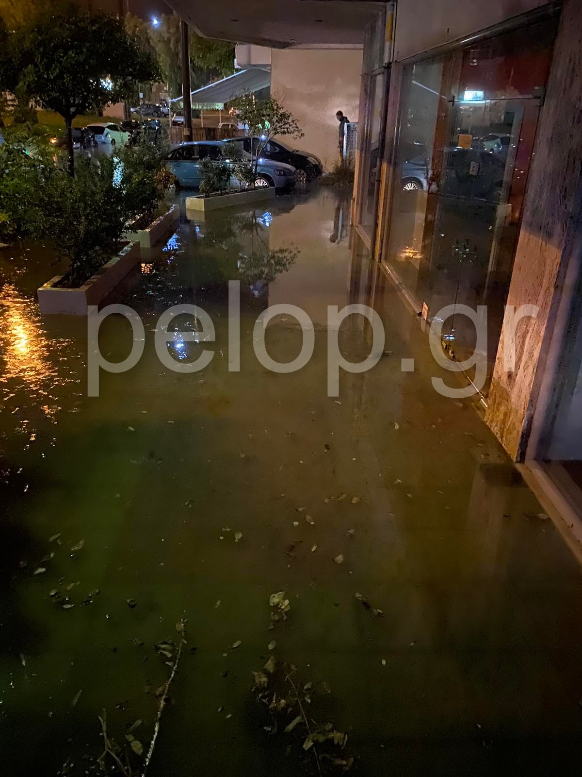 Πάτρα - Κακοκαιρία: Πλημμύρισαν καταστήματα στην Ηρώων Πολυτεχνείου - Καταγγελία για ακαθάριστα φρεάτια ΦΩΤΟ