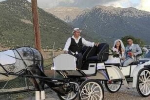 Παραμυθένιος γάμος στα Καλάβρυτα-Η νύφη έφτασε στην εκκλησία με άμαξα