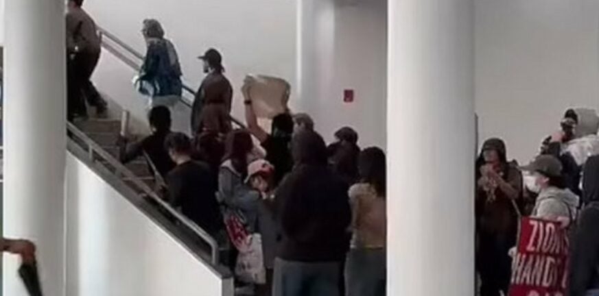 ΗΠΑ: Εβραίοι φοιτητές αναγκάστηκαν να κλειδωθούν σε βιβλιοθήκη - Φιλοπαλαιστίνιοι διαδηλωτές χτυπούσαν την πόρτα - ΒΙΝΤΕΟ