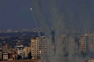 Σειρήνες στο Τελ Αίβ: Η Χαμάς εκτόξευσε ρουκέτες βαθιά μέσα στο ισραηλινό έδαφος