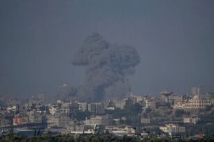 Ισραήλ: Βομβαρδίζονται νοσοκομεία και σχολεία – Μπαράζ ρουκετών με «πάνω από 60 ομήρους να αγνοούνται» λέει η Χαμάς