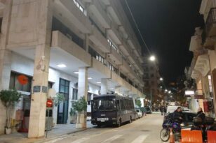 Νύχτα - «κόλαση» στην Πάτρα: Επίθεση αντιεξουσιαστών με πέτρες και πυροσβεστήρες στο Αστυνομικό Μέγαρο - Απάντησε η ΕΛΑΣ