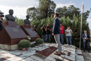 Στο Μνημείο των ηρώων Μισιαούλη και Καβάζογλου ο Στέφανος Κασσελάκης - Η συγκινητική ιστορία που μοιράστηκε η κόρη του Μισιαούλη