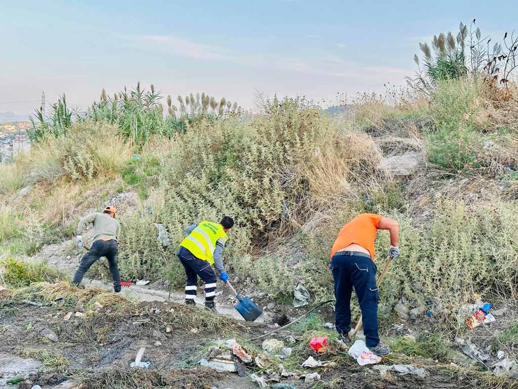 Πάτρα: Εργαζόμενοι του Δήμου καθάρισαν τον καταυλισμό των Ρομά στον Ρηγανόκαμπο ΦΩΤΟ